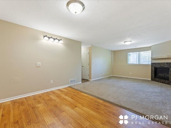 Building Photo - 3 Bedroom , 2 Bathroom House - Available I...