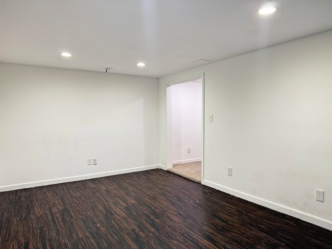 Building Photo - 4 Churchill Ct