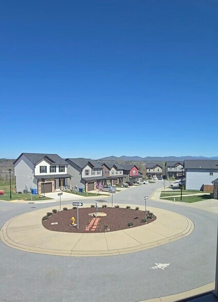 Building Photo - 351 Cardwell Ln