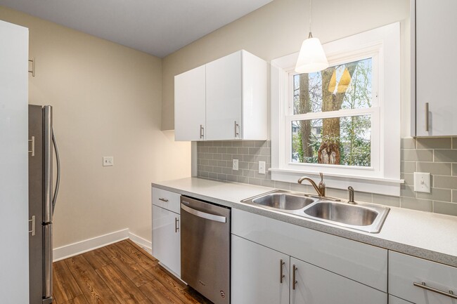 Building Photo - Immediate Move In Remodeled 3 Bed close to...