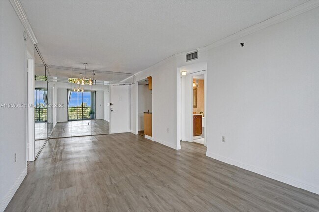 Building Photo - 1100 St Charles Pl