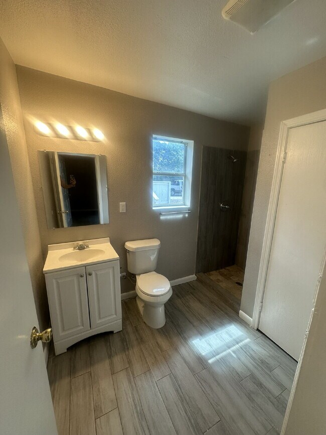 Building Photo - 2 Bedroom 1 bath apartment