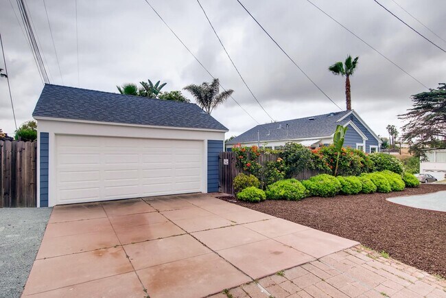 Building Photo - Charismatic 2 Bedroom/1 Bath Home For Rent in South Park!