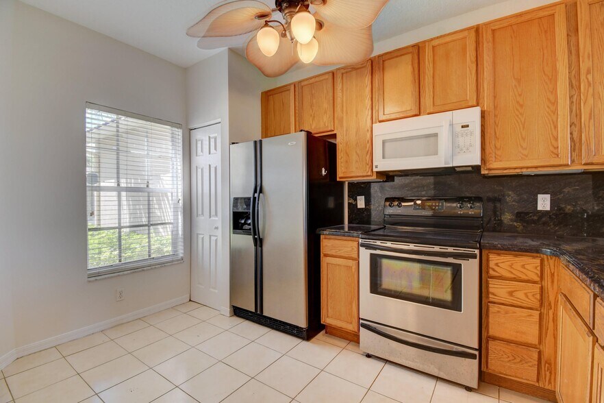 Building Photo - 6414 Park Lake Cir