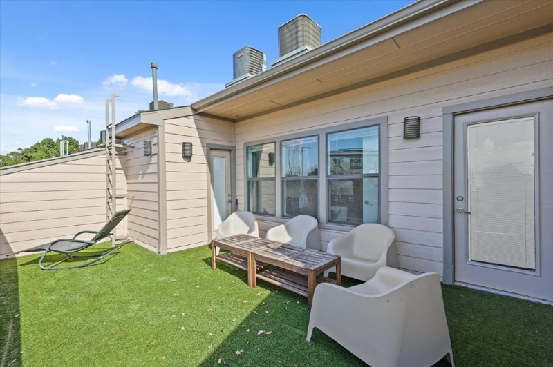 Building Photo - 3707 Commerce St