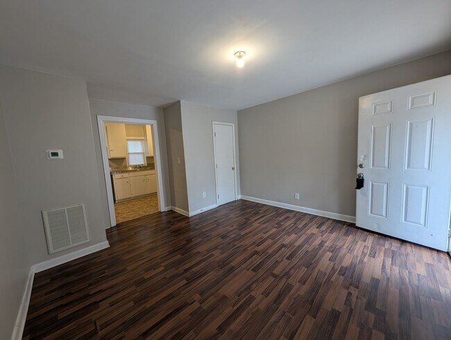 Building Photo - One Bedroom, One bath duplex apartment located in Greenwood Park!