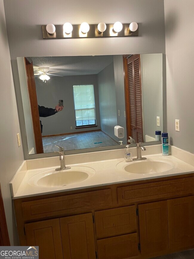 Building Photo - 211 N Woodvalley Dr