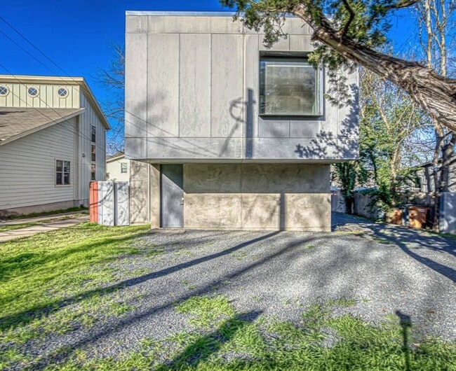 Building Photo - 208 Lessin Ln