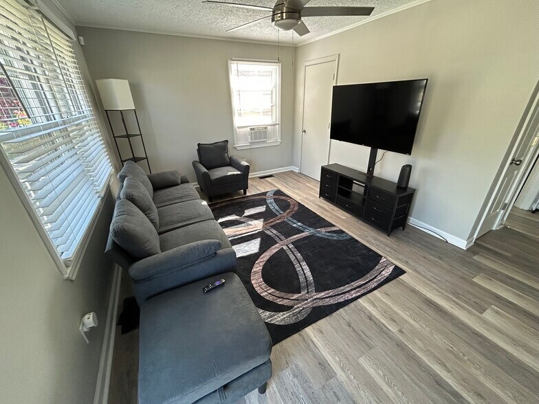 Primary Photo - 208 Hay St