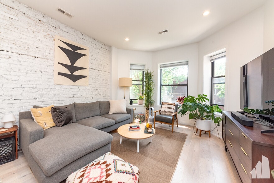 Building Photo - 1334 W Bryn Mawr Ave