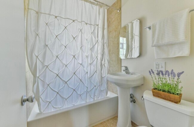 Building Photo - 402 E Calumet Rd