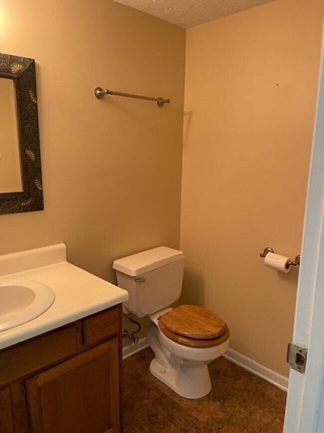 Building Photo - West Knoxville!  Short or long term lease options available .  2 bedroom with additional large bo...