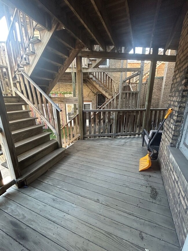 Building Photo - 1929 W Larchmont Ave