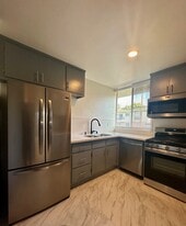 Building Photo - 537 Evergreen St