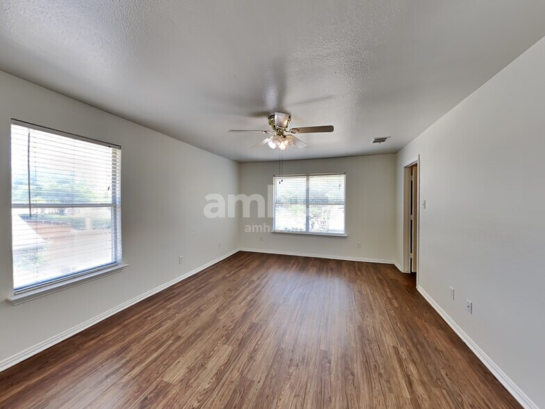 Building Photo - 3933 Evergreen Ct