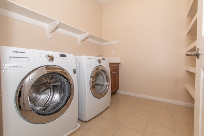Building Photo - 4 Bed / 2.5 Bath Home with Premium Panoram...