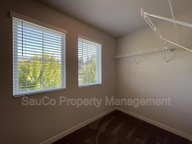 Building Photo - 6473 SE Genrosa St