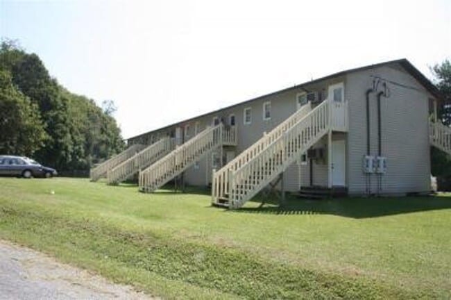 Building Photo - 2 Bedroom / 1 Bath Apartment Johnson City, TN