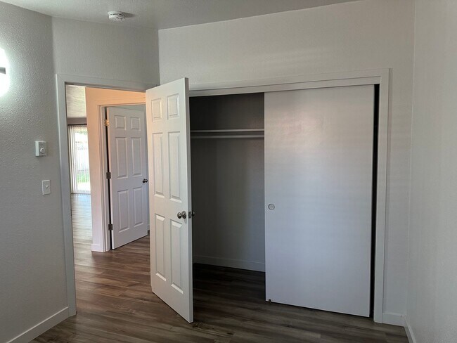 Building Photo - Beautifully updated 2 bedroom 1 bath duplex in a great neighborhood!