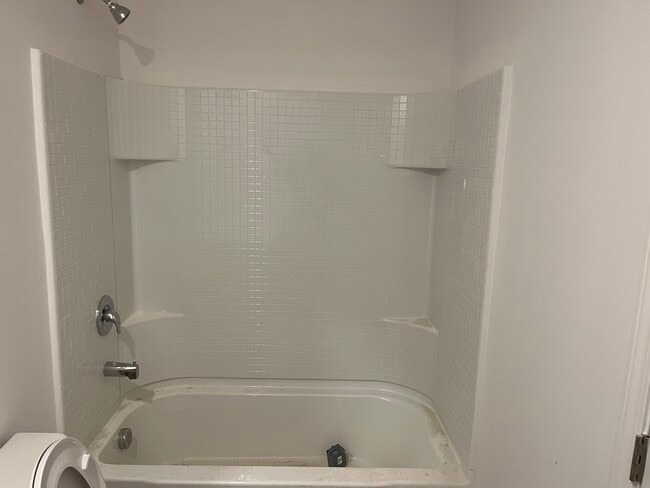 Standing Shower - 2916 Stockholm Way