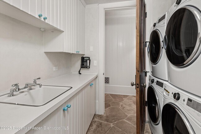 Building Photo - 304 S Garmisch St