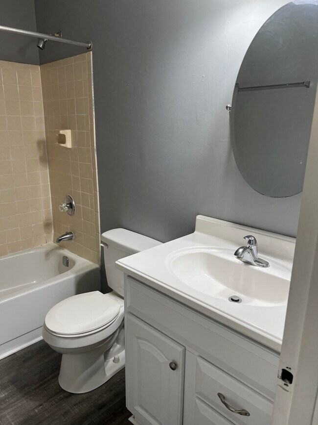 Building Photo - 421 Redding Rd