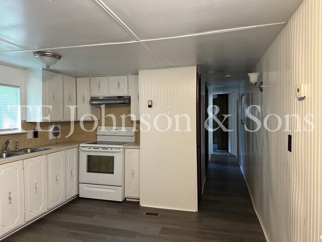 Building Photo - Secluded 2 Bedroom Manufactured Home