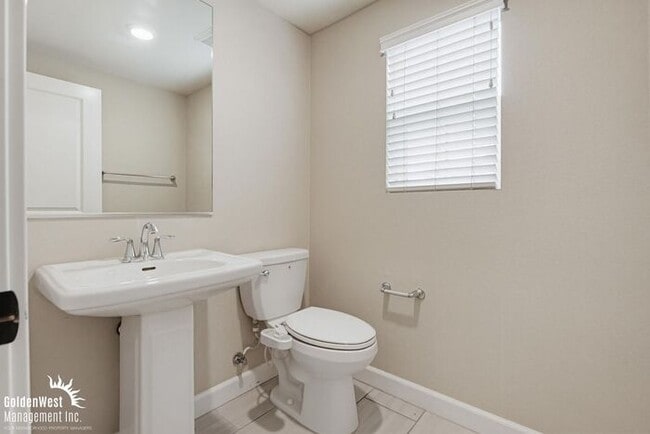 Building Photo - Bright & Modern 3Bdm 2Ba Townhome in Vista!