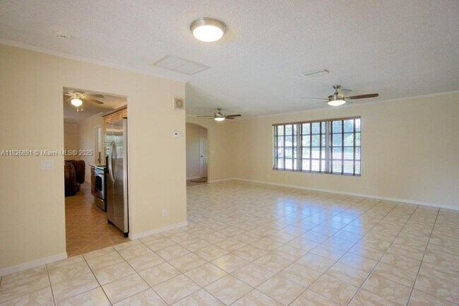 Building Photo - 4770 Holly Dr