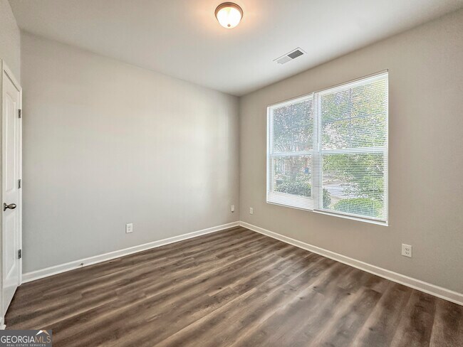 Building Photo - 230 Daisy Cir