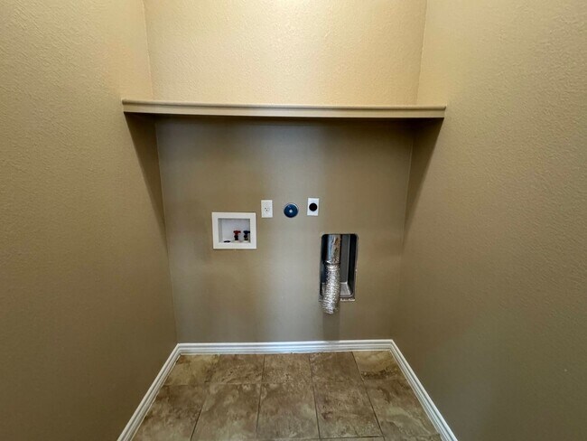 Building Photo - 506 Sladecek Dr