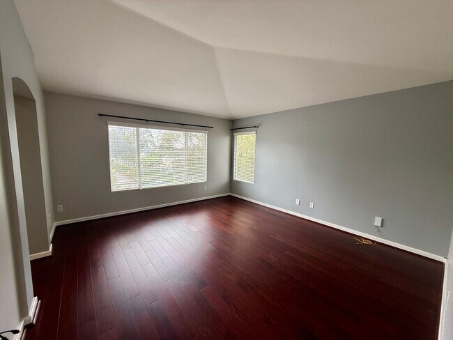 Building Photo - 4 bed, 3 bath Townhouse in Gated Community...