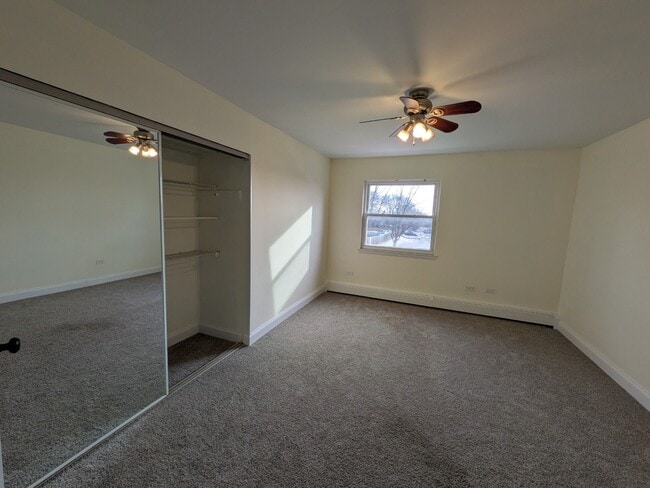 Building Photo - Spacious 3BR / 2BA Condo in Buffalo Grove private balcony, fireplace - Rent includes Heat,  Water...