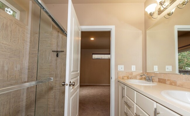 Building Photo - CHECK OUT THIS SPACIOUS CRAFTSMAN STYLE HOME IN ASPEN RIM!!