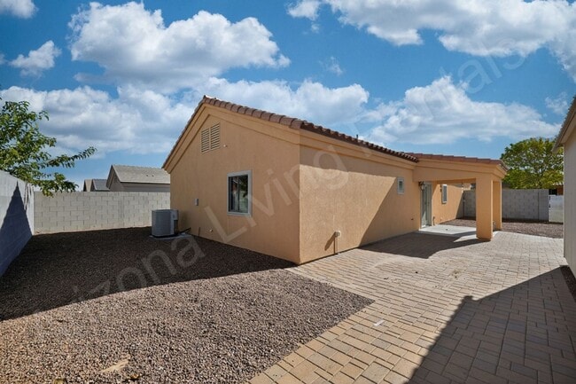 Building Photo - DESIRABLE LOCATION WITH RV PARKING
