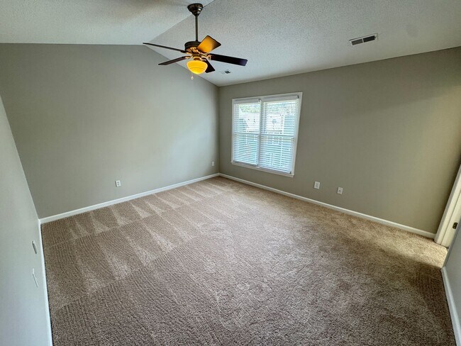 Building Photo - Gorgeous Three Bedroom Home!