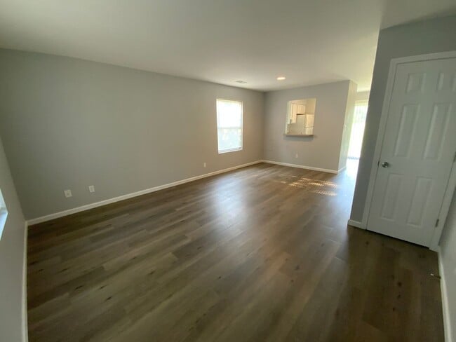 Building Photo - 4623-4623 W Bainbridge Dr