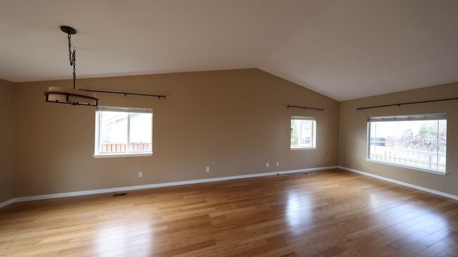 Building Photo - 4 Bed 2.5 Bath - Dog Friendly - Groups - N...