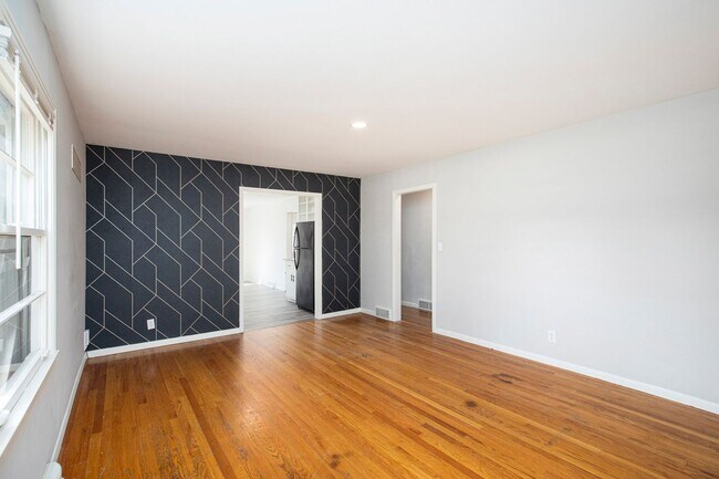 Building Photo - Move in Special!! Beautiful 3BR/2BA w/ Garage & Fenced Yard