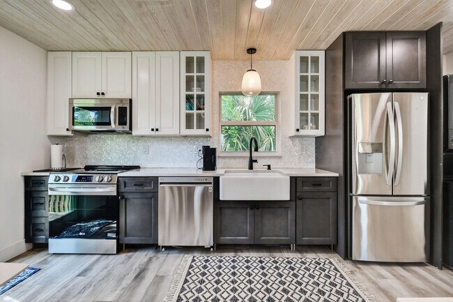 Building Photo - 608 SE 5th St