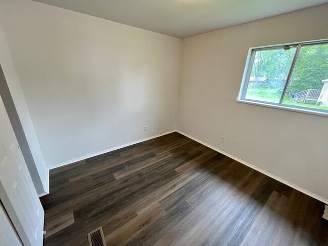 Building Photo - 3 Bed | 1 Bath | Detached Garage