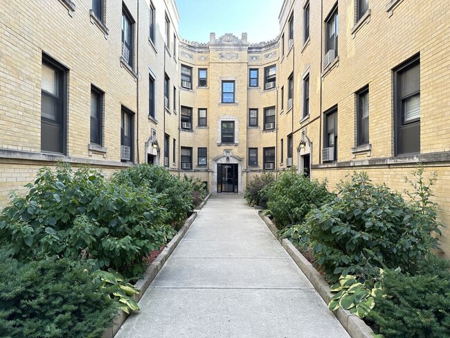 Building Photo - 546 W Belden Ave