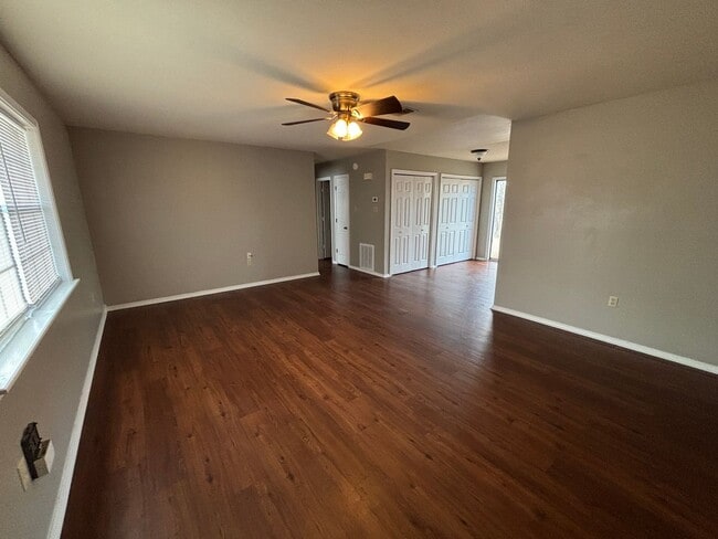 Building Photo - E 11th St