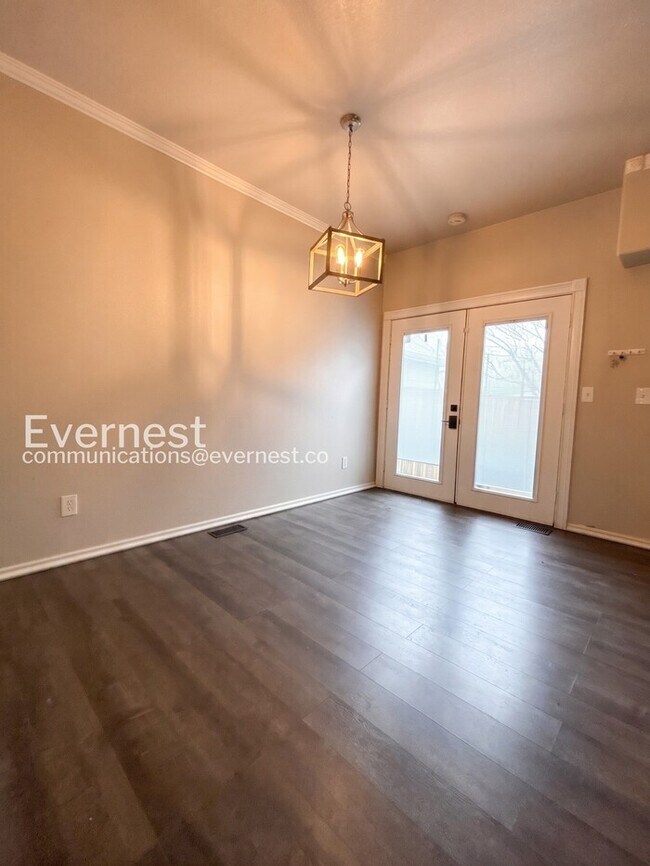 Building Photo - 2 Bed/2.5 Bath Townhome with Fenced Yard & Garage / Available Soon!