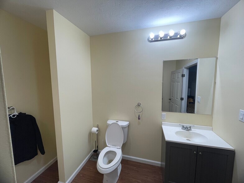 Building Photo - 1909 Greenbush St