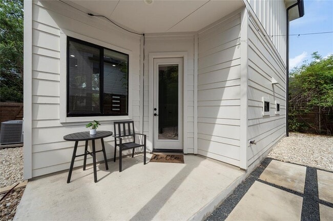 Building Photo - 1306 E 3rd St