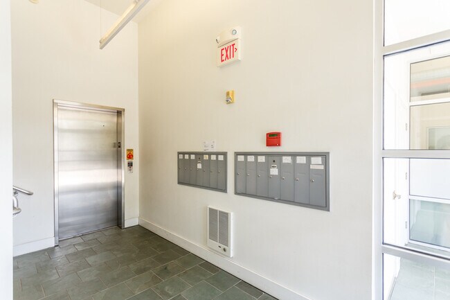 Building Photo - 820 E High St