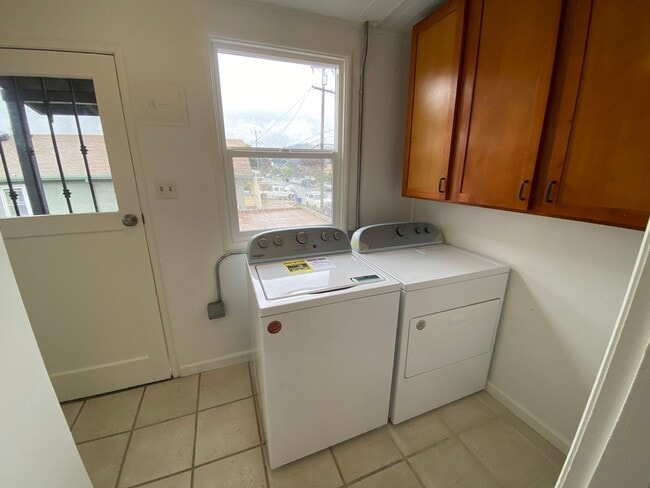 Building Photo - Advent - Low Deposit W/ Laundry & Detached...