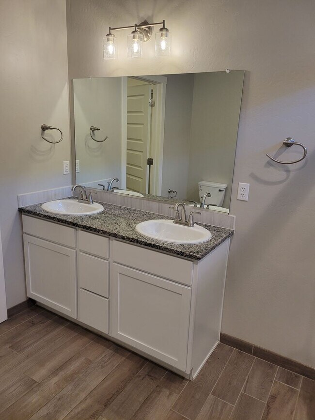 Building Photo - Beautiful 3 bedroom/2 Bath Home!