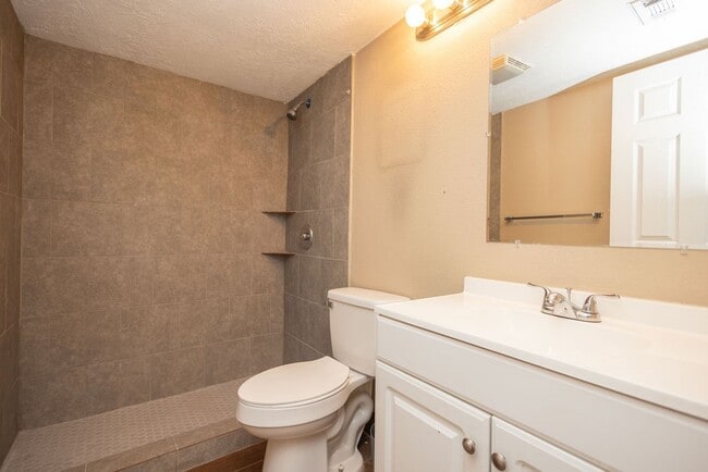 Building Photo - 15919 Golf Club Dr